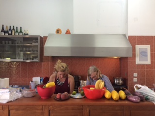 Queen Bonna rules with her helper, Abi. What'll they make for dinner? Something yummy!